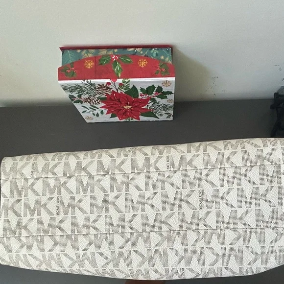 Michael Kors Tan and White Hobo Bag - Picture 4 of 8